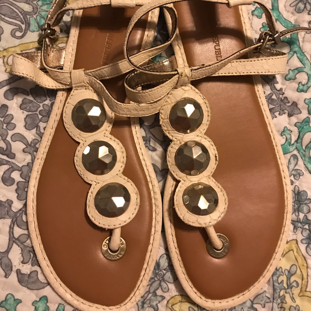 ❣️ Banana Republic Cream Leather T-Straps❣️